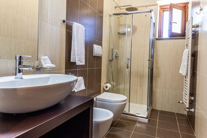 Camera con bagno privato con doccia