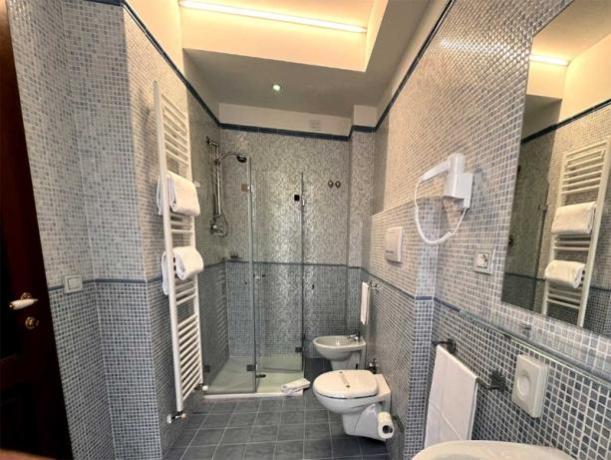 bagno interno alla camera dell'hotel benessere  