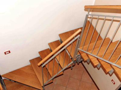 parapetto in ferro corrimano in legno