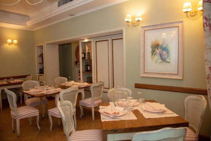 Elegante sala ristorante all'interno dell'albergo 