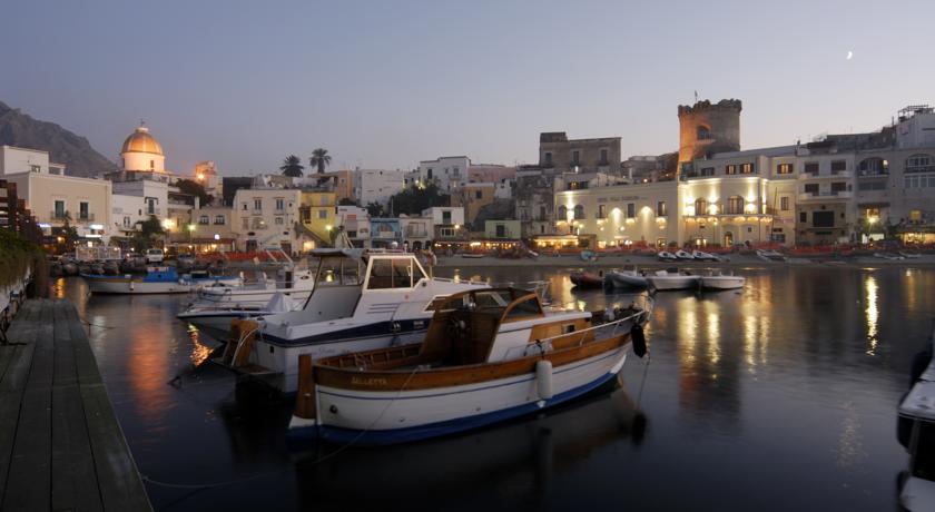 Hotel a Ischia porto vicino mare e centro 