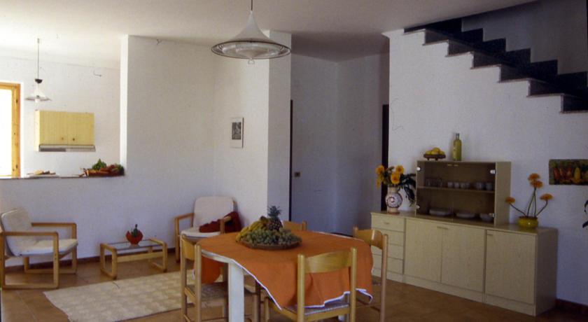 Soggiorno con zona pranzo villaggio Cilento