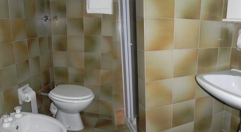 bagno con doccia in Hotel a Calasetta