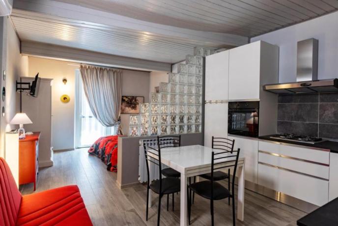 Soggiorno con divano letto Loft Red Passion Mondovì 