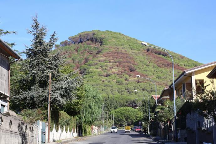 Villaggio a Nicolosi con vista colline