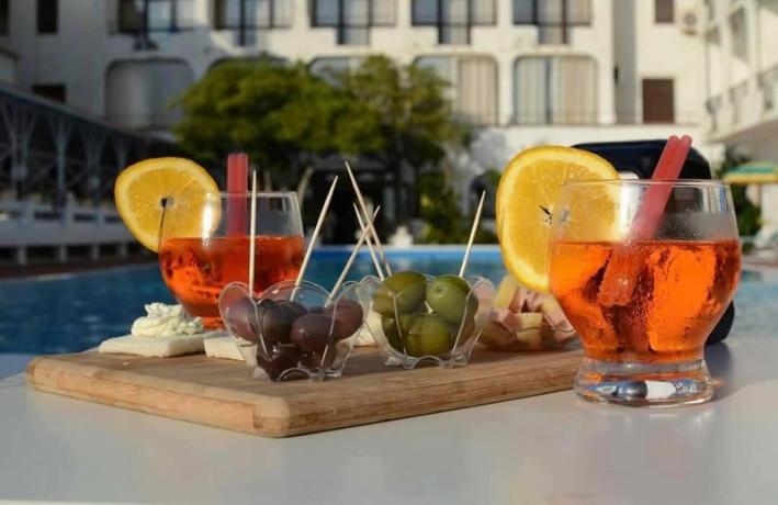 Aperitivo a bordo piscina in hotel a Caserta 