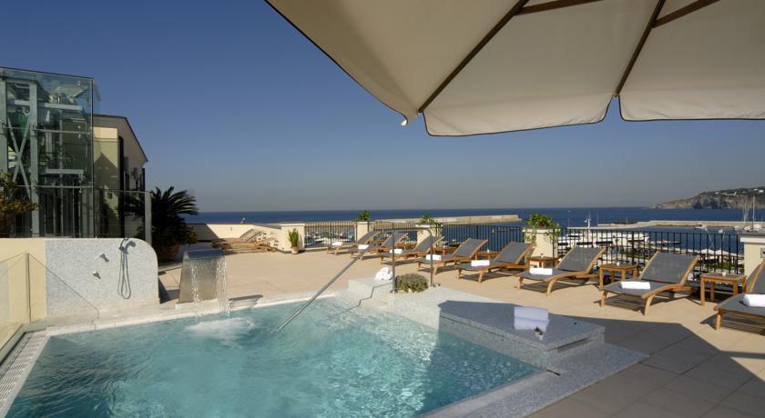 Roof garden con piscina vista mare 