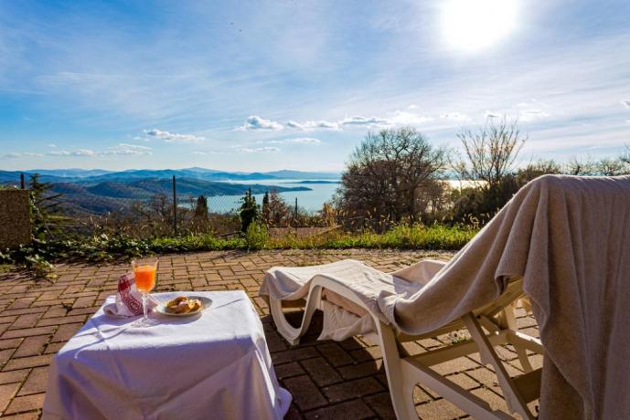 Aperitivo con vista panoramica sulle colline Umbre