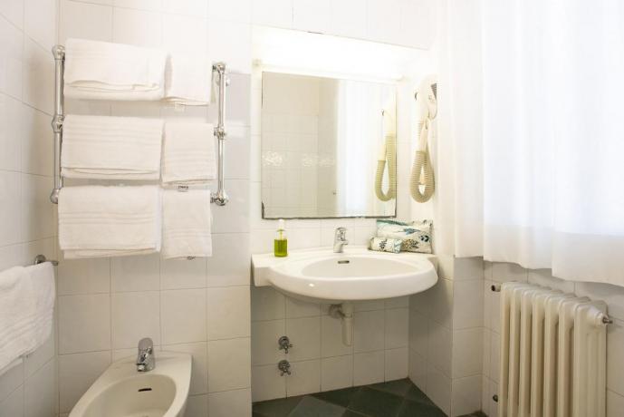 Bagno privato con asciugacapelli e doccia castiglione-della-pescaia