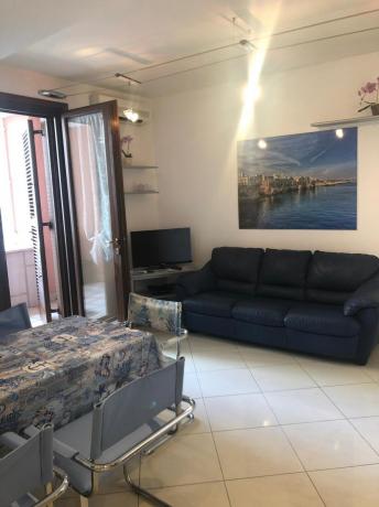 Salone con divano e tv appartamento-vacanza 5persone Polignano-a-Mare