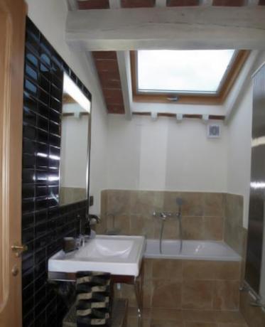 Bagno con ricco set cortesia casa Priamo