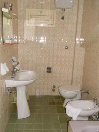 Bagno privato camera hotel vicino ad Ischia