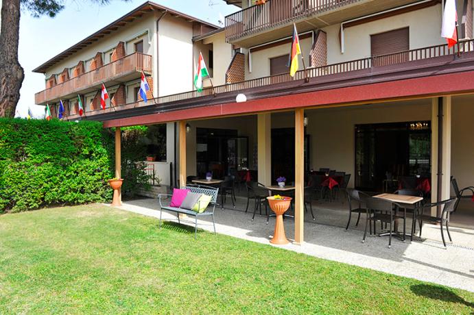 Giardino-bar-Hotel 3 stelle sul LagoTrasimeno-Umbria