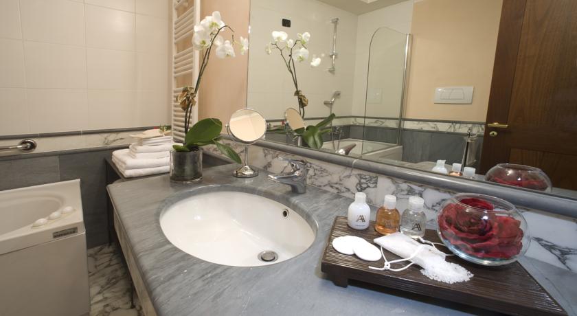 Elegante Bagno in Camera in Relais vicino Alba 