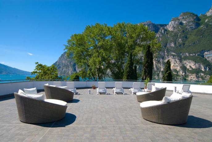 Hotel con terrazza panoramica sul Lago di Garda 