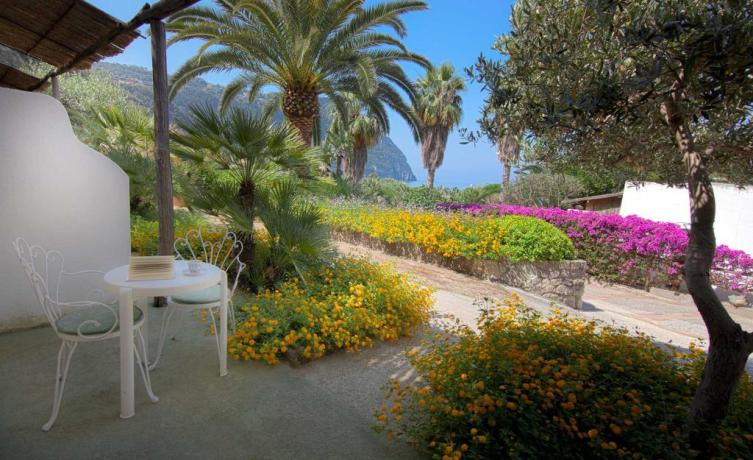 Patio camera classic con giardino
