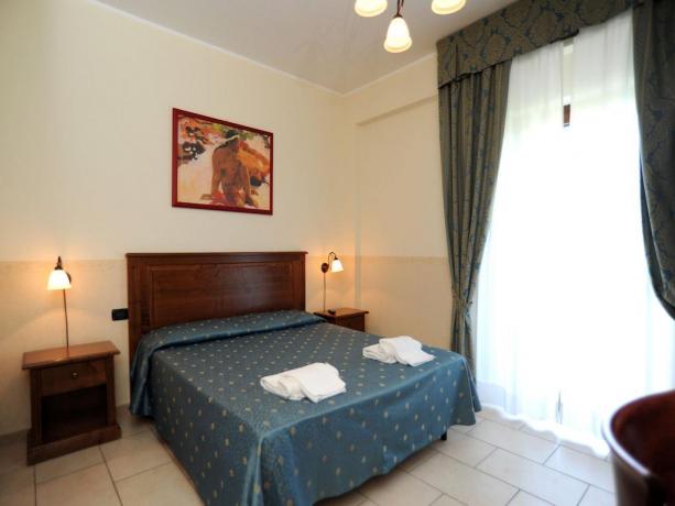 Camera matrimoniale con set asciugamani hotel3stelle Mattinata-Foggia 