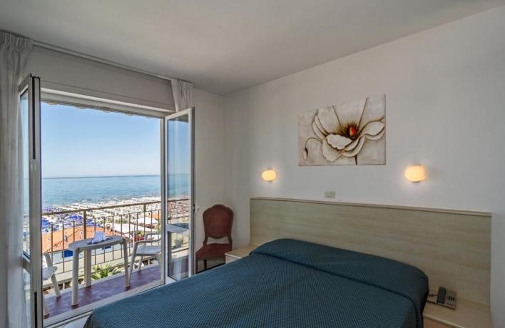 Albergo con Balcone Fronte Spiaggia a Lido-di-Camaiore 