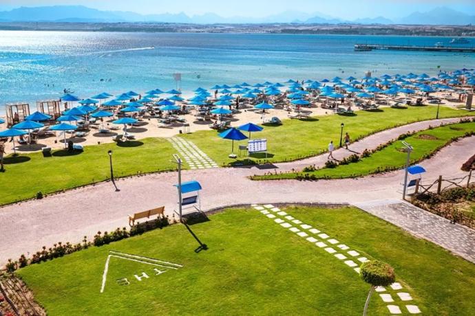 Spiaggia privata attrezzata con ombrelloni e sdraio Egitto 