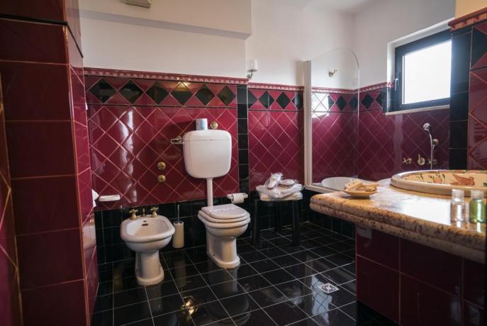 bagno privato colorato, hotel a salerno