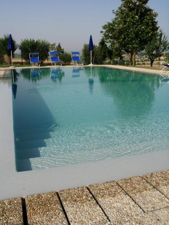piscina con sdraio in casale a cortona