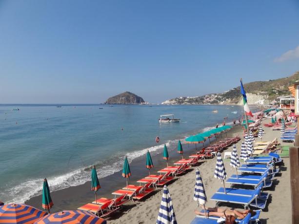 Spiaggia con ombrelloni e lettini a Barano d'Ischia 