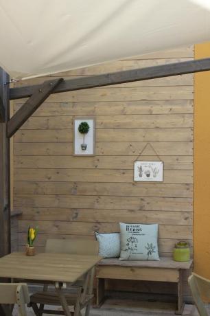Cortile Appartamenti in legno con ombreggiante