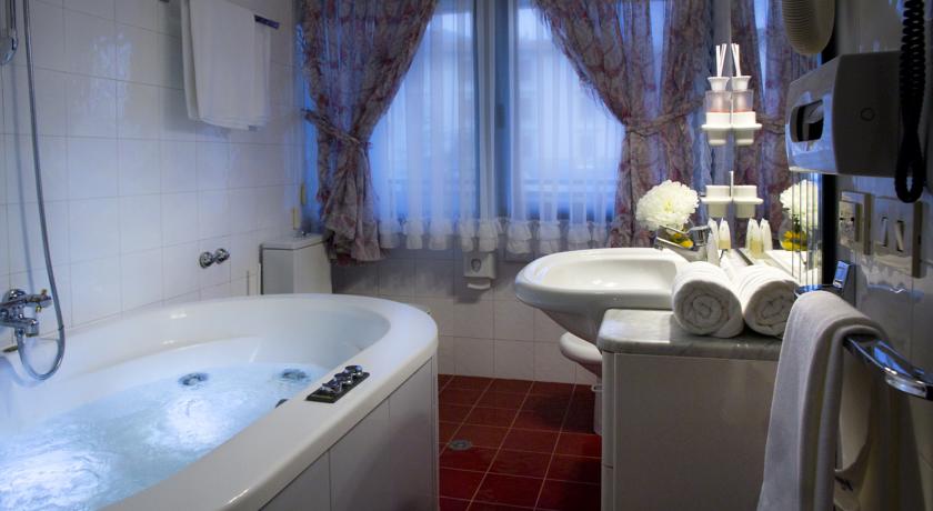 Grand Hotel vicino alla Terme di Chianciano con Ristorante e Camere con Vasca Idromassaggio Jacuzzi