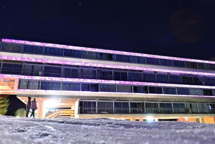 Esterno hotel di notte 