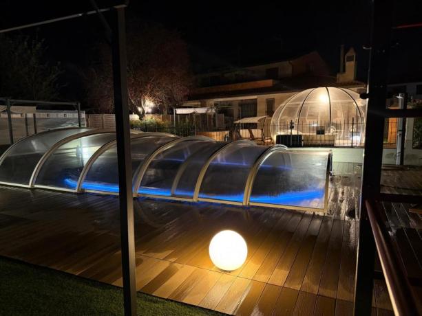 Villa Patty: Vista Piscina coperta di notte