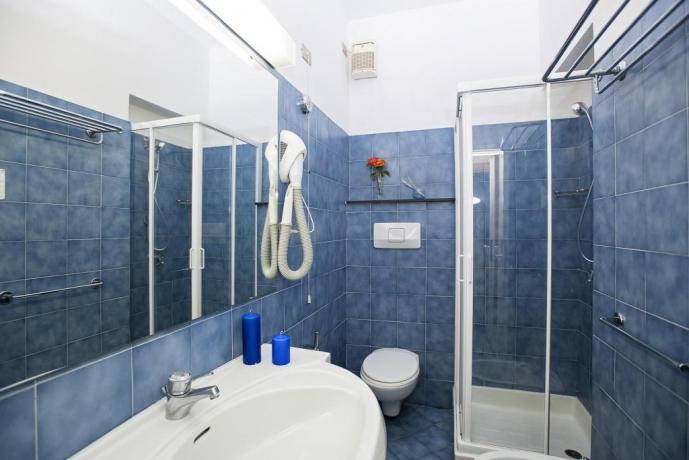 Bagno con doccia hotel4stelle Castiglione della Pescaia 