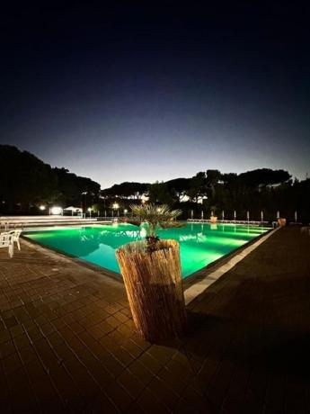Piscina di illuminata di notte