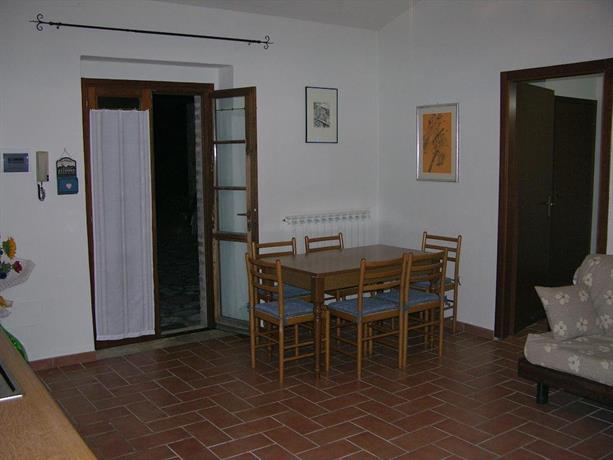 Soggiorno con angolo cucina tavolo villa Umbra