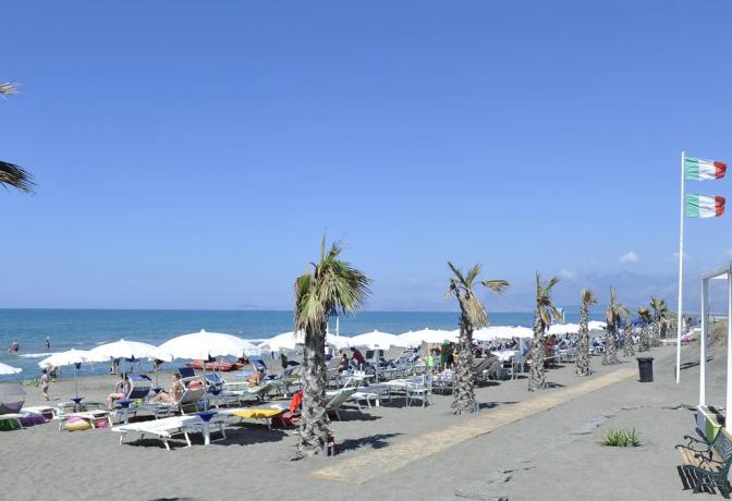 Resort fronte spiaggia Baia Domizia con animazione