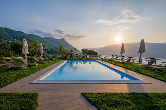 Piscina con solarium vista panoramica	 