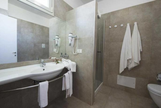Bagno spazioso: La Brunese Villaggio 4stelle