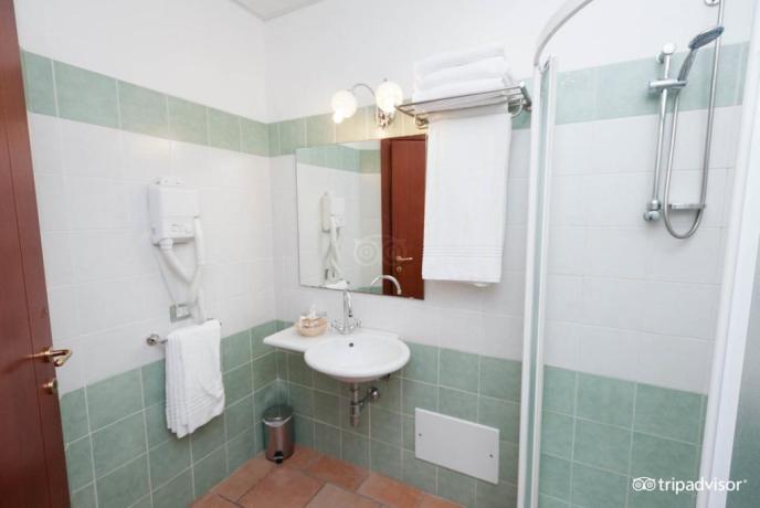 camera-classic-bagno con doccia villaggio-pula-sardegna 