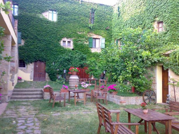 Antica fattoria collina nella Maremma Toscana arredamento esterno