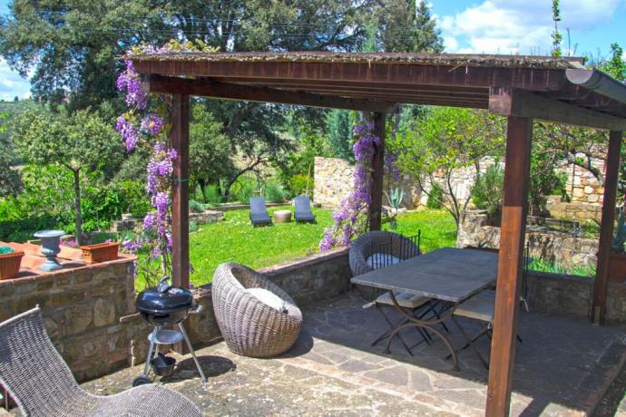 Veranda esterna con barbecue in villa lusso Chianti 