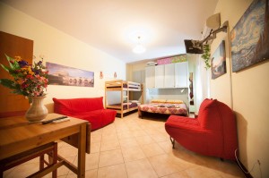 camera con letto matrimoniale letto castello divano letto