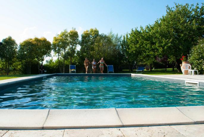 Piscina con Ombrelloni-Lettini ad Asciano 