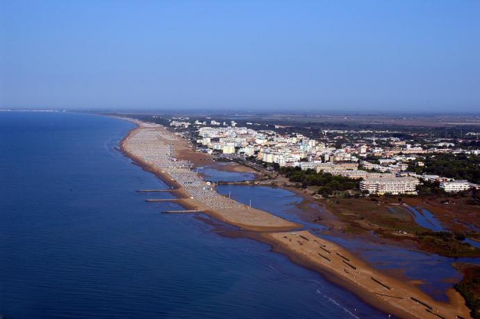 Vista Panoramica Spiaggia e Mare a Bibione 