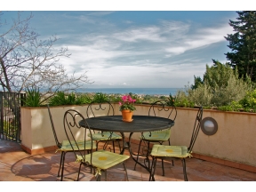Terrazza con tavolo in ferro battuto