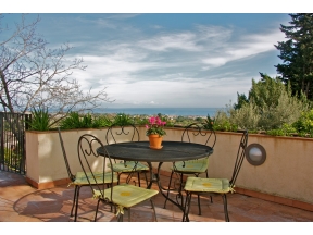 Terrazza con tavolo in ferro battuto 