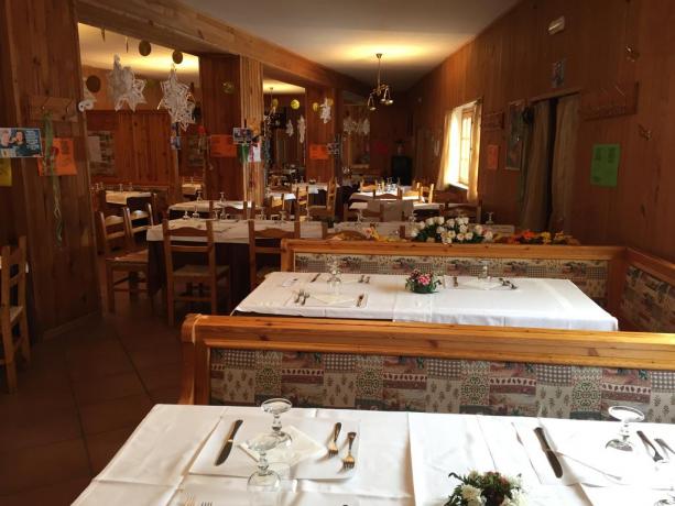 Ristorante con arredamento rustico 