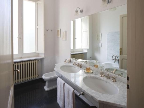 Bagno privato doppio lavabo villa Fano 