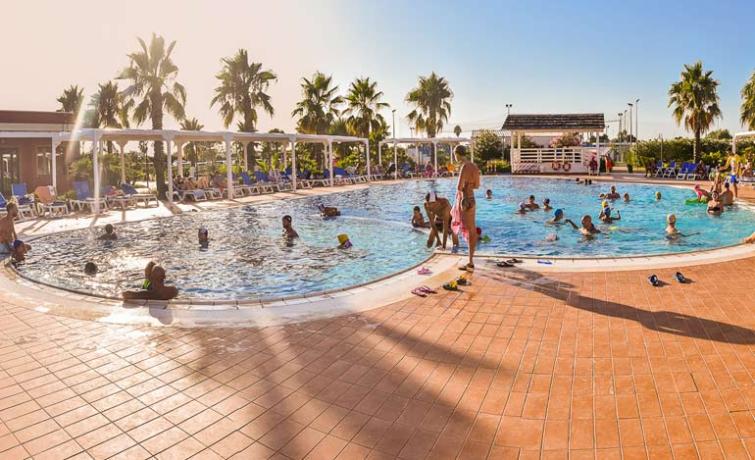 Villaggio con Piscina al tramonto vicino Ugento