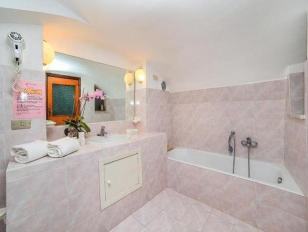 Bagno con Vasca e kit di Cortesia