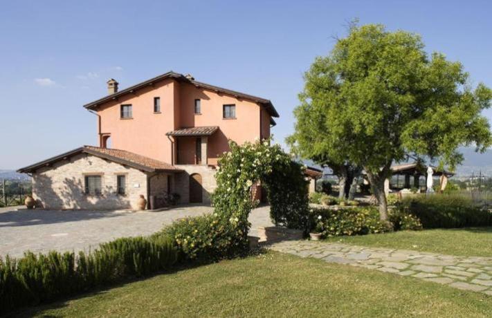 Agriturismo a Perugia con appartamenti e piscina