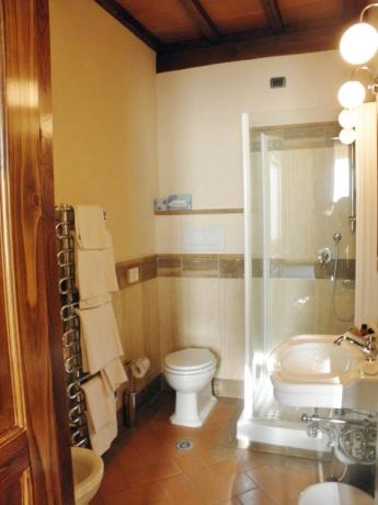 Albergo a Pozzuolo, camere bagno con doccia